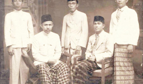 A Hassan (kedua dari kiri) bersama para tokoh di Bandung