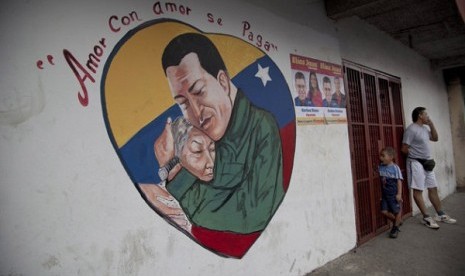 A heart-shaped mural shows an image of Venezuela's President Hugo Chavez hugging a woman in Caracas, Venezuela, Friday, Jan. 4, 2013.  