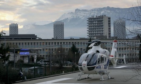 A helicopter stands outside the CHU Nord hospital in Grenoble, French Alps, where retired seven-times Formula One world champion Michael Schumacher is reported to be hospitalized after a ski accident, December 29, 2013. 