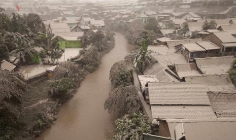 A housing complex is seen covered with ash from Mount Kelud, in Yogyakarta February 14, 2014.