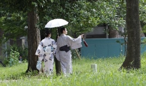 A Japanese couple wearing traditional 