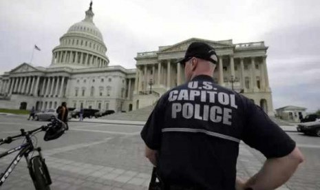   A law enforcement officer stands post at the US Capitol, Monday, April 15, 2013 in Washington.