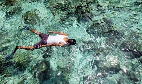 A local tourist swims in Gurango Cape, Halmahera, North Maluku. Fifteen tourism operators from North Maluku participate in ecotourism training held by the Bogor Agricultural Institute in Bogor, West Java, last week. (illustration) 