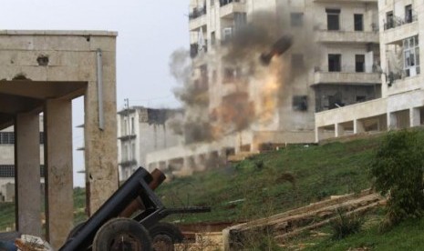 A locally made shell is launched by rebel fighters towards forces loyal to Syria's President Bashar al-Assad at the frontline in al-Breij district of Aleppo December 10, 2014. 