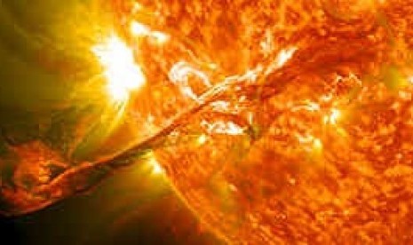 A long prominence of solar material that had been hovering in the Sun's atmosphere, the corona, erupted out into space on August 31, 2012. (Illustration)