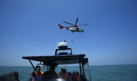 A Malaysia Maritime helicopter is seen in the air during a search and rescue for the suspected illegal Indonesian immigrants, off Malaysia's western coast, outside Kuala Lumpur June 18, 2014.