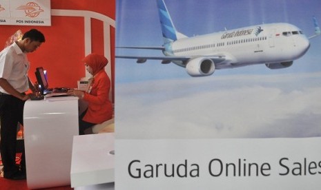 A man buys airplane ticket at Garuda Indonesia sales counter in Jakarta. (illustration)