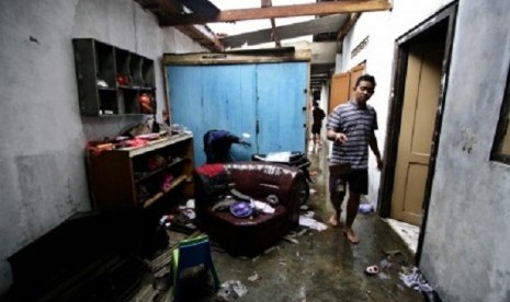 A man cleans his house after storm strike an are of Yogyakarta on Sunday. (file photo)   