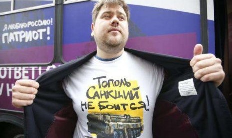  A man demonstrates a T-shirt as he takes part in a campaign organized by activists of pro-Kremlin patriotic movements in central Moscow, September 23, 2014. 