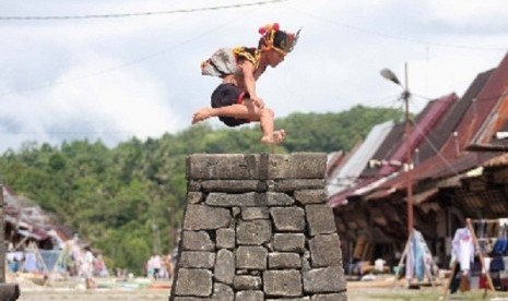 A man demonstrates his stone jump in Bawomataluo, South Nias. (illustration)  