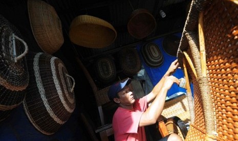 A man finishes his work on rattan chair in a small medium enterprises (SME) in Jakarta. (illustration)