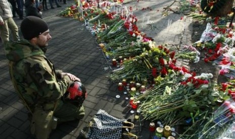 A man mourns at the site where anti-Yanukovich protesters have been killed in recent clashes in Kiev February 24, 2014.