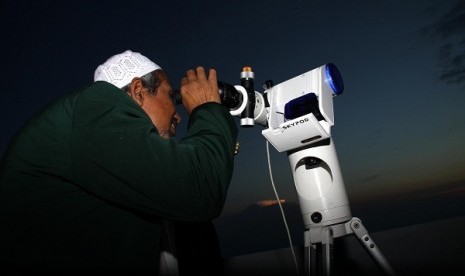 A man observes the rising of new moon on Monday in Jakarta. The observation is needed to set the start of Ramadan, the Muslim's fasting month. 