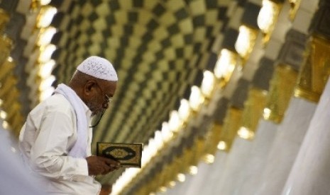 A Man recites Quran in mosque nabawi, medina. (Illustration)