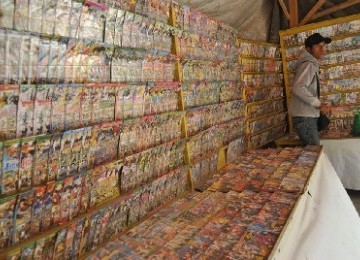 A man sells pirated VCD in Palu, Sulawesi. (photo file)