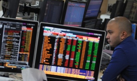 A man stands near electronic board showing Jakarta composit Index on Monday. (file photo)