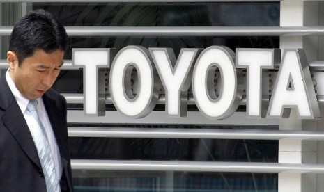 A man walks past a Toyota Motor Corp logo outside its showroom in Tokyo, Japan. (file photo)  