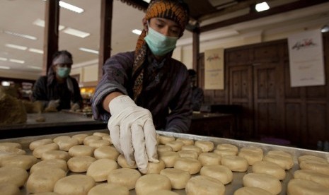 A man works in a home industry producing pies in Yogyakarta. Indonesian economy bounces back after crisis in 1998 with small enterprises bloom and contribute to the country’s economic growth. (illustration)  