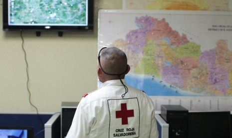 A member of El Salvador's Red Cross observes a screen after a magnitude 7.3 earthquake struck late on Monday, at a Red Cross office in San Salvador October 13, 2014. The earthquake struck off the coast of El Salvador and Nicaragua and was felt across Centr