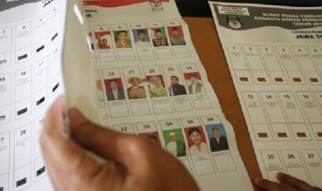 A member of General Elections Commission (KPU) in Kediri in East Java, shows ballot paper. (File photo) 