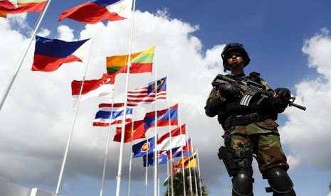 A member of government security holds his weapon at the VIP section of Phnom Penh airport as delegations arrive for the 21st ASEAN and East Asia summits in Phnom Penh November 17, 2012. U.S. President Barack Obama will be among the heads of state visiting Cambodia, as the country hosts the ASEAN and East Asia summits. 