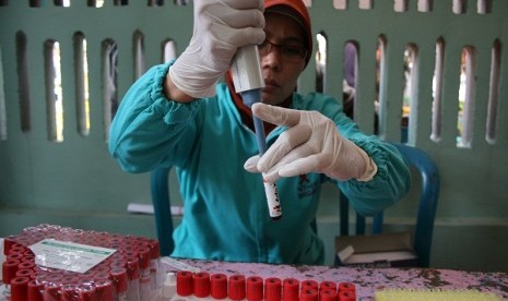 A member of medical staff conducts an HIV and AIDS test in Kediri, East Java. (file photo)