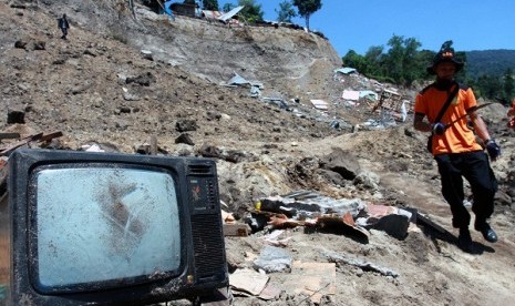 A member of search and rescue team looks for survivor in earthquake location in Aceh. (file photo)