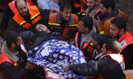 A member of the Abdel Aal family is rescued after his family house collapsed during an Israeli forces strike in the Tufah neighbourhood, Gaza City, Sunday, Nov. 18, 2012.    