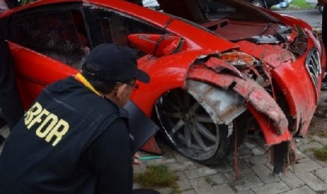 A member staff of police forensic laboratories examines a car accident. (Illustration)