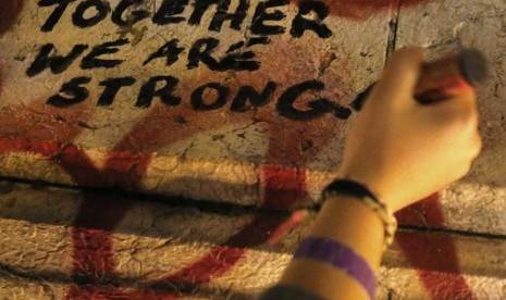 A message is written on a statue near the scene of a shooting the day after a series of deadly attacks in Paris (14/11)