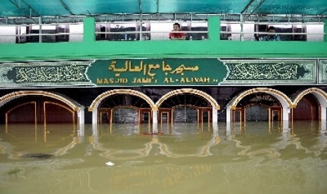 A mosque in South Jakarta is inundated by floodwater. (File photo)