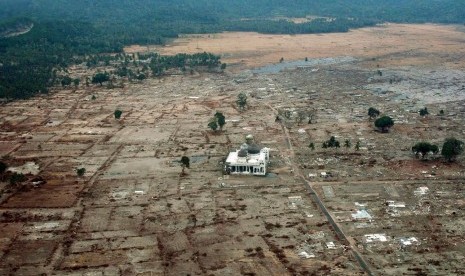 A mosque is the only building surviving from tsunami on December 26, 2004. The picture is taken on January 4, 2005. 