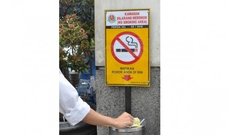 A no smoking sign outside a hospital in Jakarta. (illustration)