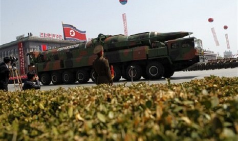 A North Korean vehicle carrying what appears to be a new missile passes by during a mass military parade in Pyongyang's Kim Il Sung Square to celebrate the centenary of the birth of the late North Korean founder Kim Il Sung on April 15, 2012. (file photo)