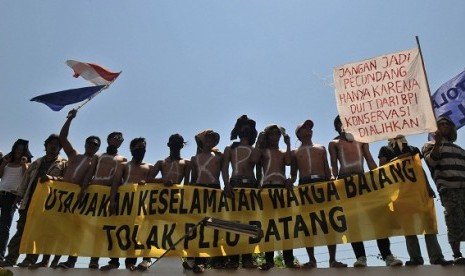 A number of Batang residents stage a protest in Semarang, Central Java months ago, over land acquisition for power projects..