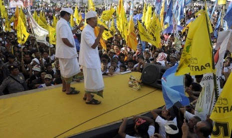 A pair of candidates during a gubernatorial campaign in Badung, Bali, last Friday. (file photo)