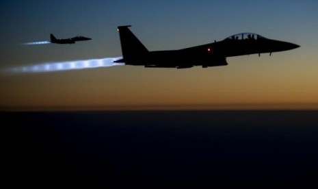 A pair of US Air Force F-15E Strike Eagles fly over northern Iraq after conducting airstrikes in Syria. (This foto was taken on September 23, 2014)