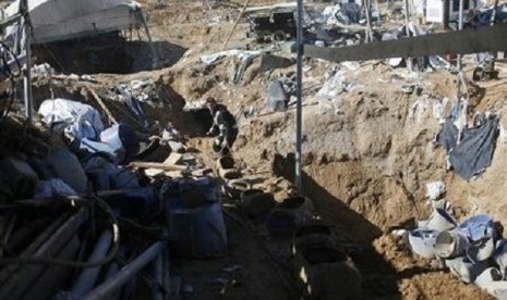 A Palestinian works at the entrance of a smuggling tunnel dug beneath the Egyptian-Gaza border in Rafah, in the southern Gaza Strip. (file photo)