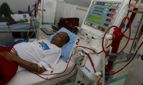 A patient undergoes hemodialysis in a hospital in Surabaya, East Java. Seventy thousand Indonesians suffer from kidney failure caused by diabetes and hypertension due to poor quality food.  (illustration)