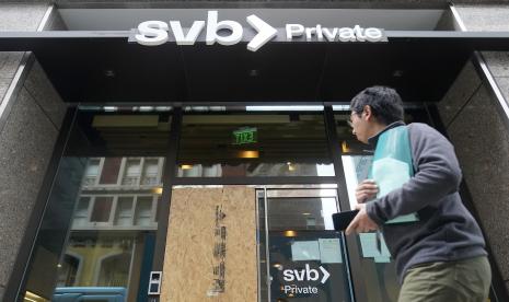 A pedestrian passes a Silicon Valley Bank Private branch in San Francisco, Monday, March 13, 2023. Depositors withdrew savings and investors broadly sold off bank shares Monday as the federal government raced to reassure Americans that the banking system was secure after two bank failures. Regulators closed the Silicon Valley Bank on Friday after depositors rushed to withdraw their funds all at once. 