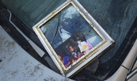 A photo is seen on top of the windshield of a car near the Rockaway beach boardwalk in the Queens borough of New York November 1, 2012. New York power company Consolidated Edison Inc said Thursday it still had about 659,400 homes and businesses without pow