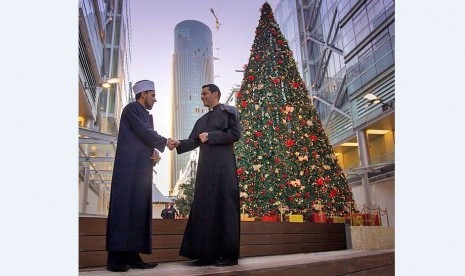 A photo of a Muslim religious leader offering his best wishes to a priest on the occasion of Christmas in Abdali in Amman. The photo was posted by Her Majesty Queen Rania on her Twitter account. The Queen wrote: This is Jordan, and, God willing, this is ho