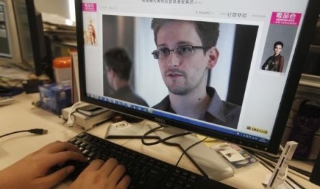 A picture of Edward Snowden, a contractor at the National Security Agency (NSA), is seen on a computer screen displaying a page of a Chinese news website, in Beijing in this June 13, 2013 photo illustration.