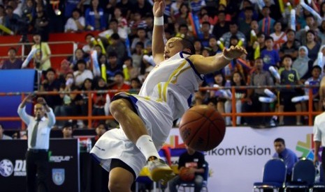 A player of Satria Muda, the first basketball club managed by Erick Tohir. After a decade of his involvement in basket ball, Thohir is rewarded an award. (illustration)  