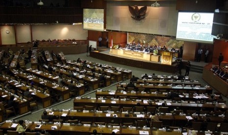 A plenary session in the House of Representative in Senayan, Jakarta, passes the revised state budget 2013 on Monday night. 