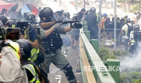 Polisi menembakkan gas air mata saat menangkap mahasiswa di area kampus Hong Kong Polytechnic University. Polisi mengepung kampus dengan ratusan mahasiswa pengunjukrasa di dalamnya