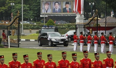 A presidential vehicle carrying Japan's Prime Minister Shinzo Abe and his wife Akie Abe enters Merdeka Palace's compound in Jakarta January 18, 2013. Abe is in Indonesia for a one-day state visit. 