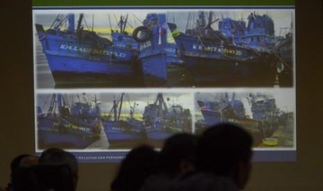 A press conference shows pictures of some ships caught in the act involving in illegal fishing in Natuna, in November. (Illustration)