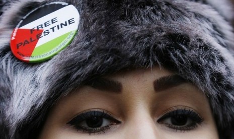 A pro-Palestinian demonstrator protests outside the Israeli Embassy in London November 17, 2012.   