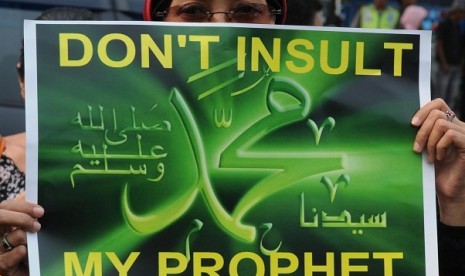 A protester brings a poster during a rally in front of the US embassy in Jakarta last week, as they protest against Innocence of Muslims movie.  